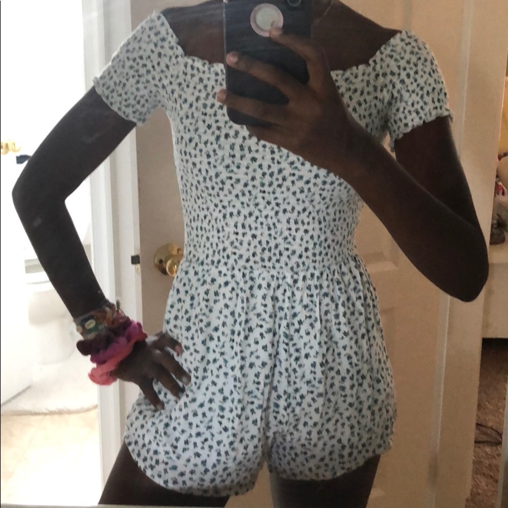 White pacsun/lottie moss romper with blue flowers